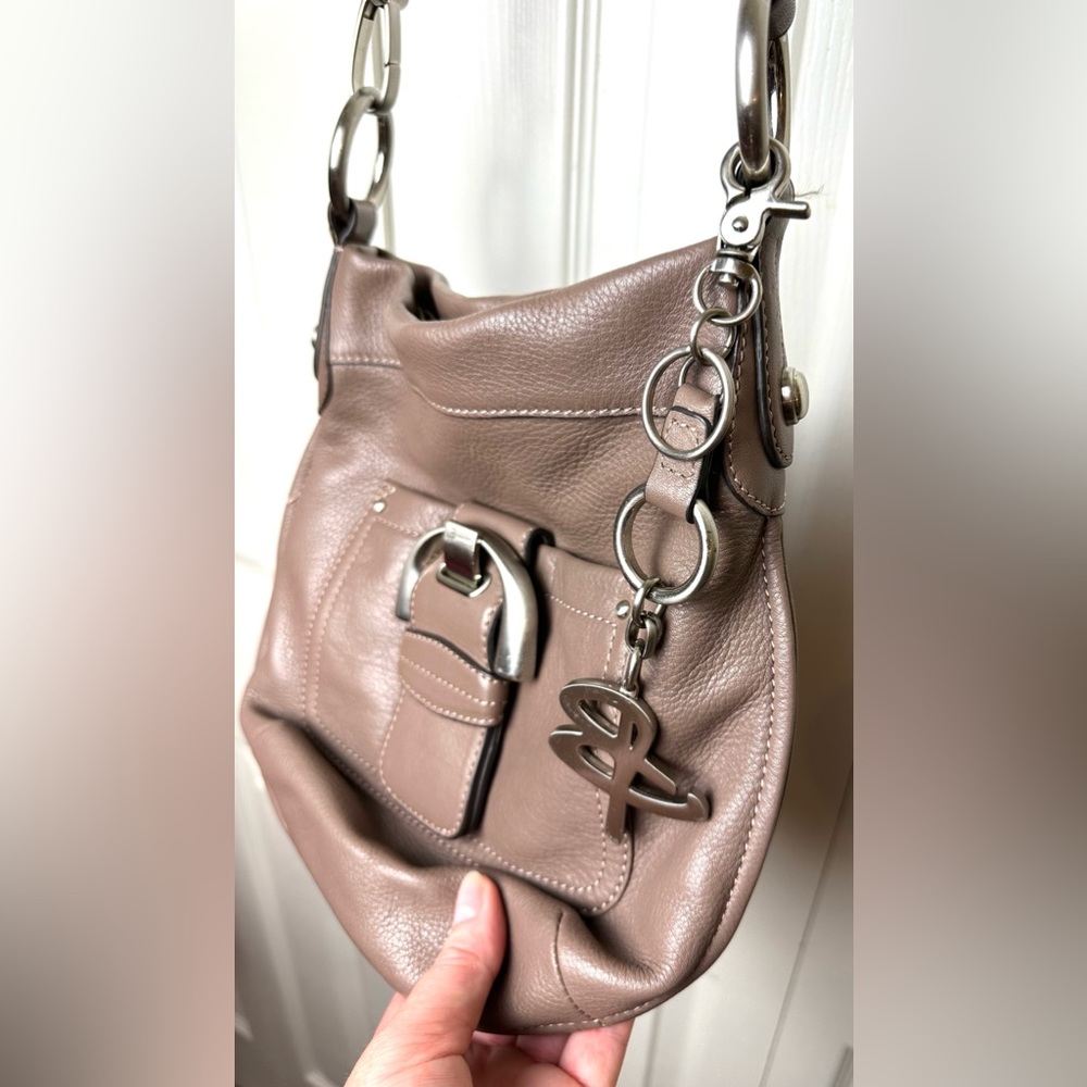 B. MAKOWSKY Crossbody Purse Taupe Tan Beige Brown Leather Handbag Buckle Pockets - Picture 4 of 16
